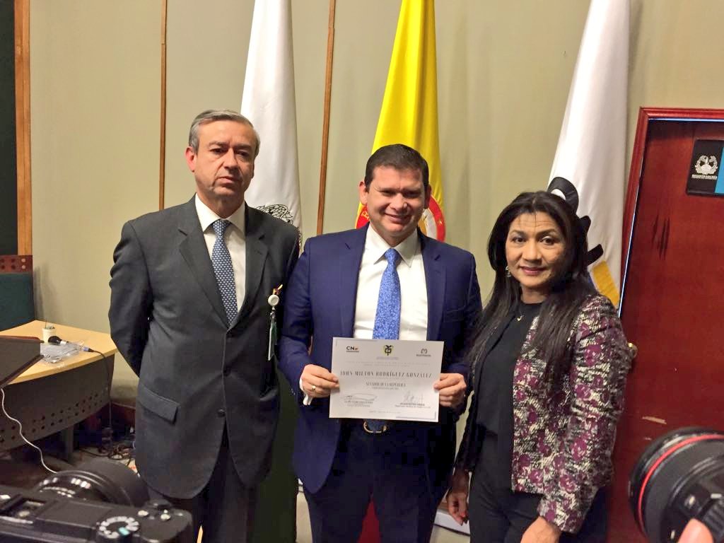 GenteNoticias's tweet photo. Nuevo partido @ColJustaLibres celebra la entrega de credenciales de sus tres senadores: @JhonMiltonR, @PachecoCuello, @epalaciosenado y Carlos Acosta como Representante a la @CamaraColombia https://t.co/C8byMnEDkA