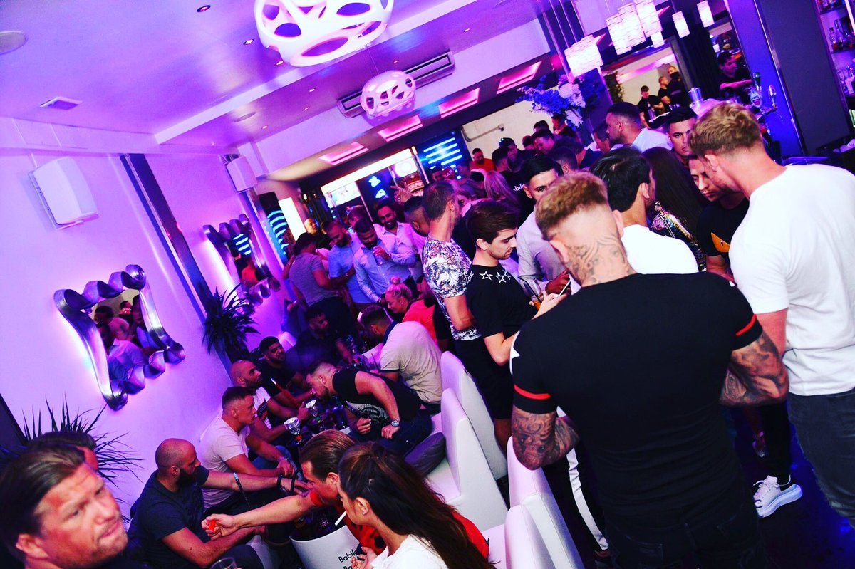 It’s Friday 👌🏼 We’re open all day...enjoy the views of Puerto Banus with cocktails &amp; shisha🍹💨 The weekend has started after all 😁
For all booking enquiries please visit linekersgroup.com #cocktails #cocktailbar #shisha #marbella #puertobanus #babilonia #ciroc