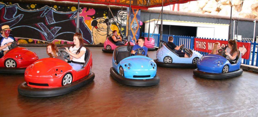 Bumper car. Dodgem cars в парке аттракционов. Машинка автодром парк развлечений. Dodgems плакат. Dodgems.