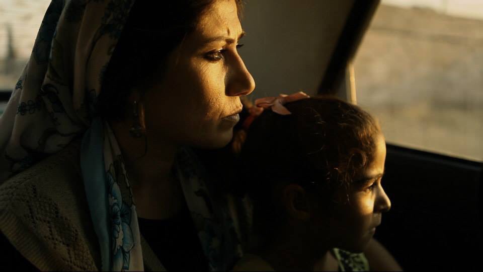 KurdFilmfest's tweet photo. In diesem Jahr zeigt das #Kurdische #Filmfestival den #Kurzfilm „Houses With Small Windows“ von #Regisseur Bülent Öztürk.
Weil eine junge Frau durch eine verbotene Liebschaft die Ehre ihrer Familie beschmutzt hat, muss sie durch die Hände ihrer Brüder sterben. https://t.co/9ufOhx3rGS
