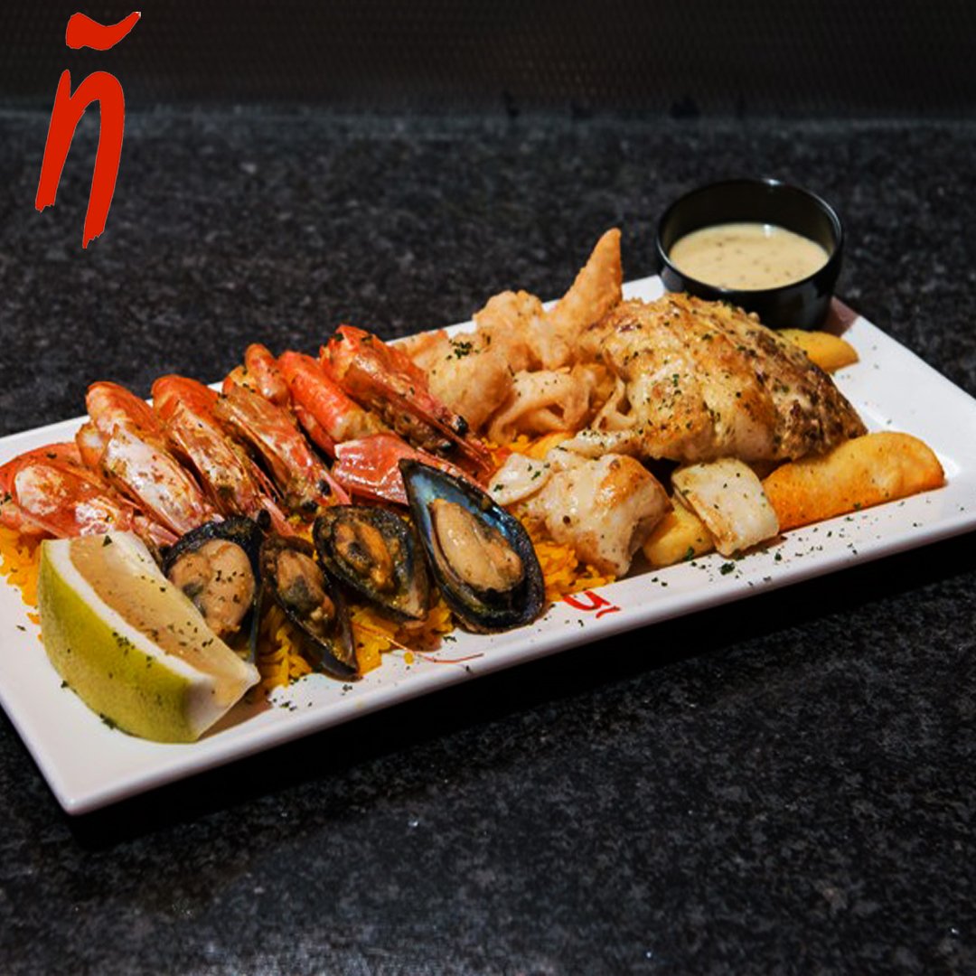 It's totes almost #FridayNight and we are here waiting for you to #ComeSeeAndBeSeen at #CubanaLatinoCaffe... Check out these gorgeous #Cocktails and this #CubanaOnMain #SeafoodPlatter you could have in your belly tonight! #Yummyness #FriYay #CubanaLatinoCaffe #CubanaIsLit