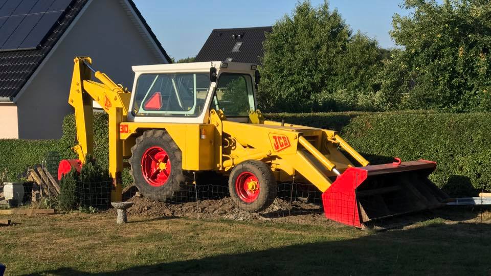 YES_JCB's tweet photo. Things have definitely changed since the early years, but #JCB still remains the World's #1 Backhoe even today! #JCBwork #classic #fbf https://t.co/aG9edqBoWn