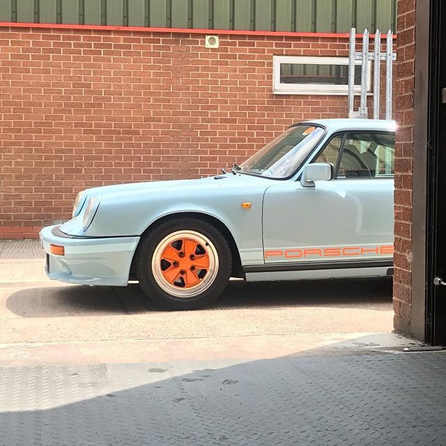 centergravityuk's tweet photo. #early911 #porsche #porscheclassic #911outlaw fresh back from LeMans with issues. Wheel arch ride height IROC bumper issue sorted. https://t.co/hZZB75SnPI https://t.co/owtnQc3PYX