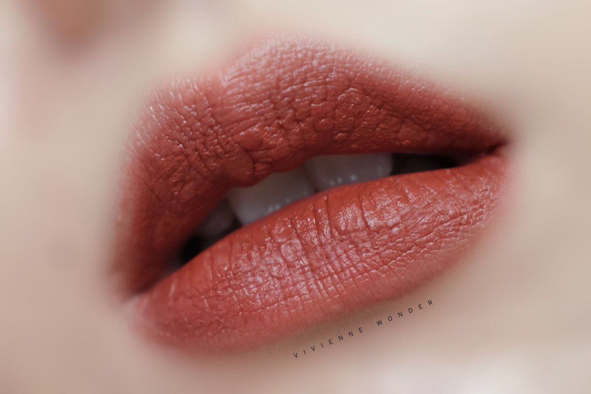 Viviennewonder's tweet photo. สวยเอาเรื่องมากกกกก ลิป MAC สี Chili เป็นเนื้อแมตต์ ทาแล้วแบบ จบ คอมพลีทมาก กลายเป็นสีโปรดไปเลยอะ เป็นแดงที่ไม่ได้แดงเกิน มันแดงอมส้มที่มีความพอดี ทาได้หลายโอกาส ทาเต็มปากก็สวย เกลี่ยๆ ก็ละมุน ไม่แต่งหน้าเยอะทาปากสีนี้ก็รอดละ จบเลย ควรมีมากทุกคน https://t.co/9A4jkD7a7J