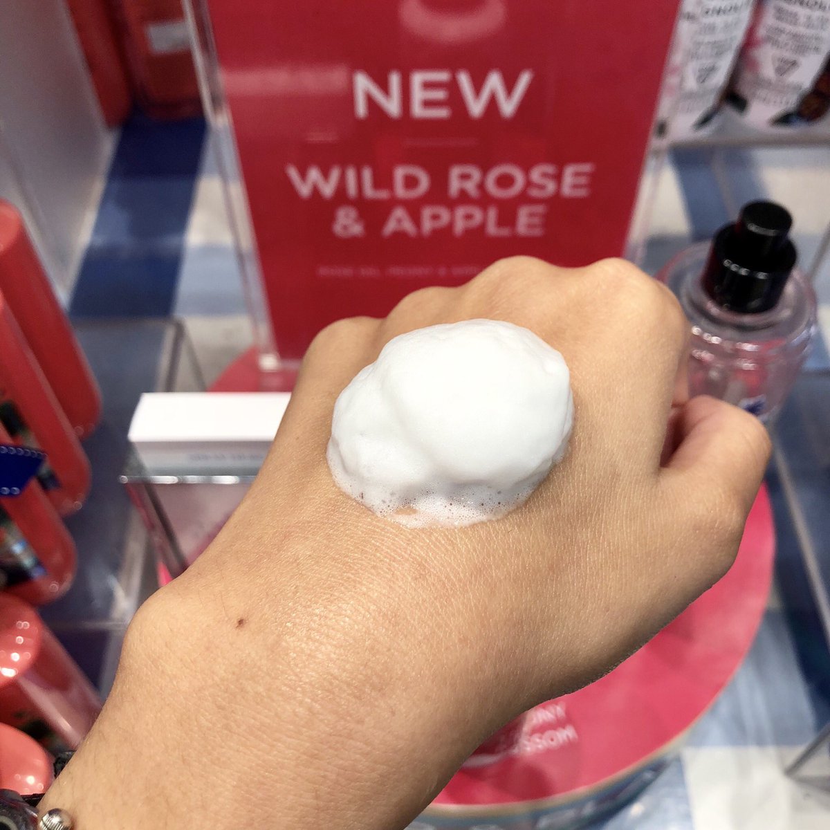 heybff_th's tweet photo. Oil เนื้อมูสสส ไอเท็มใหม่น่าลองมาก! จาก Bath &amp; body Works เหมาะกับคนผิวแห้ง กิมมิคคือพอเกลี่ยเนื้อมูสจะกลายเป็นออยส์ค่า เก๋เว่อร์ แถมตัวนี้ให้ความรู้สึกโกลว มากกว่าออยส์แบบปกติที่จะเหนอะเบาๆ แต่ยังไงก็แนะนำว่าควรใช้หลังอาบน้ำดีสุด (1)
#HowToPerfect #ไว้รีวิวห้ามขายของโว้ยย https://t.co/BOlGjzOAjz