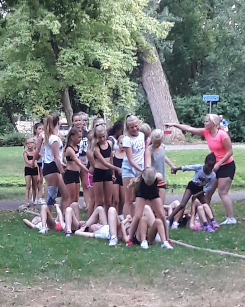 wilhkampen's tweet photo. De acro-meiden van de DE groep hebben een leuke afsluiting gehad met DF sport: een sportieve bootcamp in het park! Na alle inspanningen was er tijd voor een lekker ijsje, mogelijk gemaakt door ons bestuur! Fijne vakantie! https://t.co/XVH0eGxVvw
