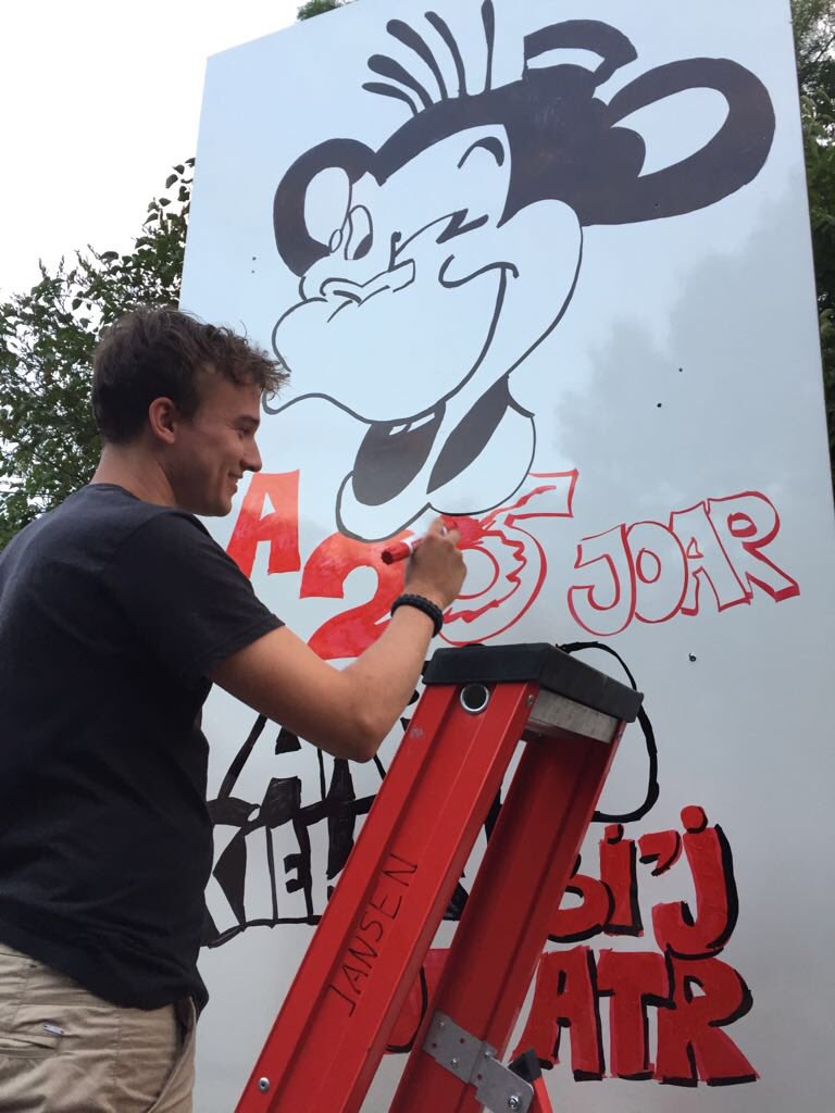 marcsmellink's tweet photo. Toneelvereniging @ATRossum staat bij de @KermixRossum in het zonnetje als jubilerende vereniging! 🤡 Ik mocht meehelpen aan de wagen voor de Rooje Cross. Komt dat aanstaande zondag zien! 👇 https://t.co/1WYdwHwOVF
