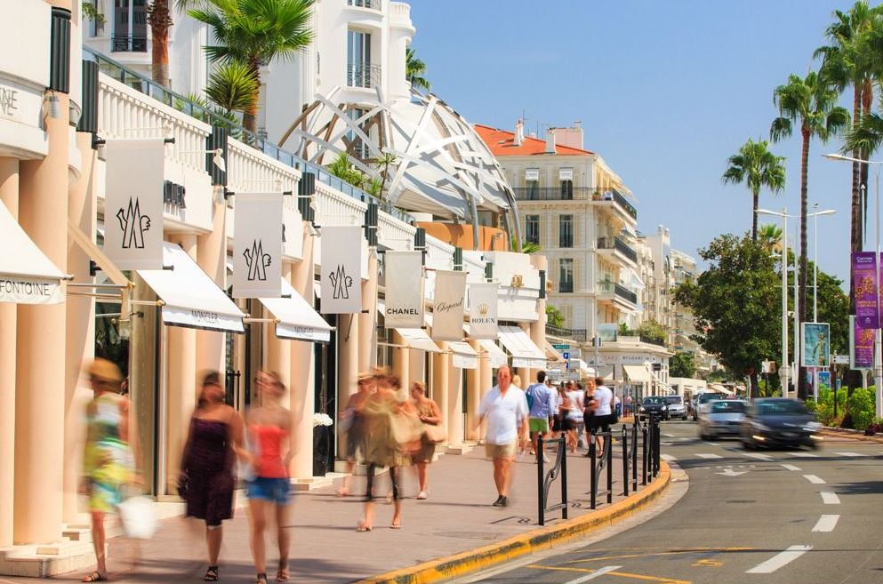 elegantaddress's tweet photo. La Croisette in Cannes is our favourite place in the world to go shopping. Who else agrees? #fridaymotivation https://t.co/NWWDMxF2X1
