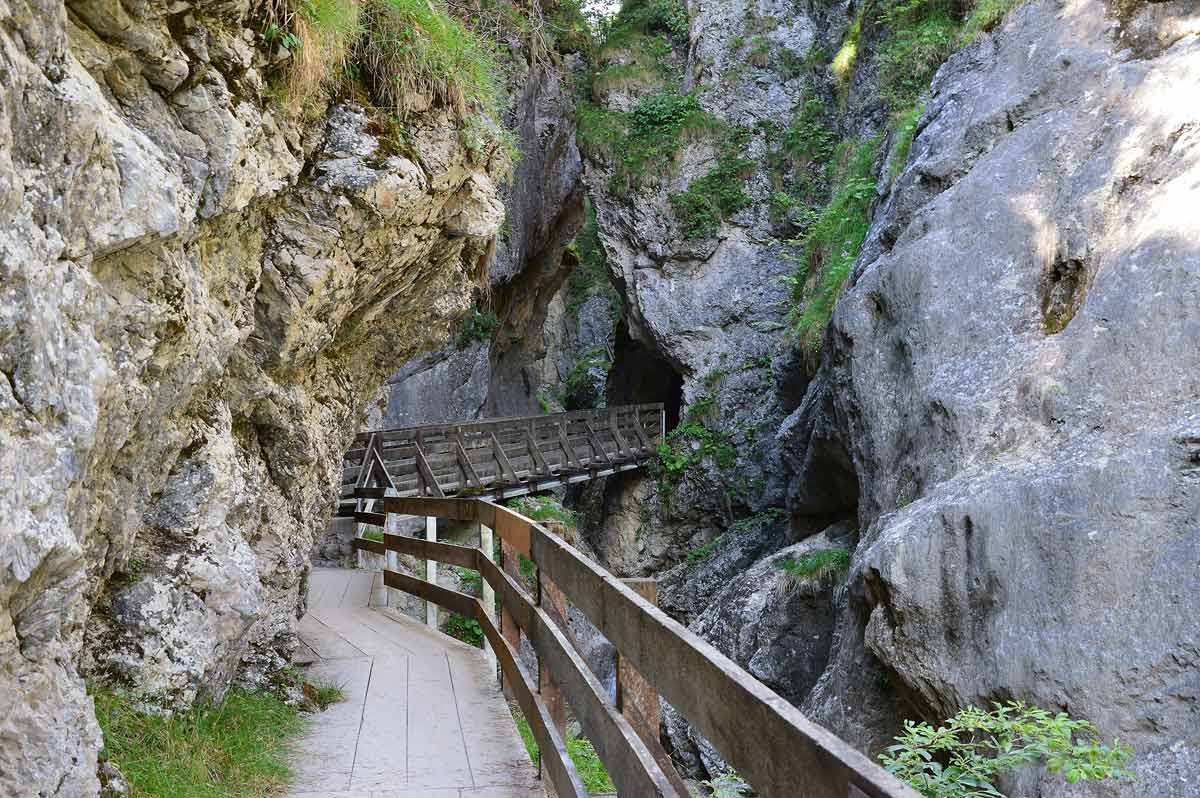 Midden in de stad Imst ligt één van de grootste bezienswaardigheden van de regio, Naturjuwel Rosengartenschlucht. De ingang is te vinden bij de kerk in het centrum van Imst. #imst #tirol #natuur #kloof #rosengartenschlucht
tirolinfo.nl/ImstGurgl