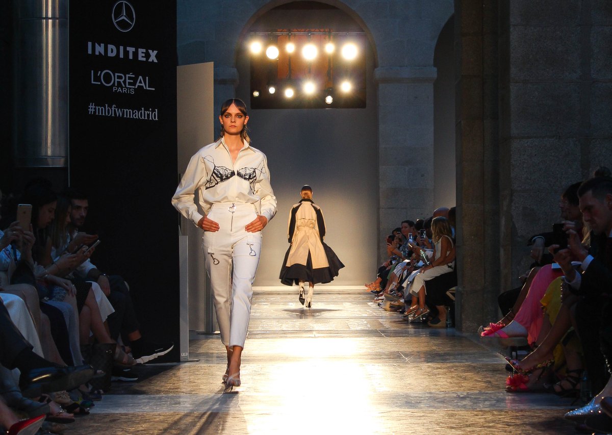 LadyMillennial_'s tweet photo. Asistí a mi primer desfile en la Fashion Week Madrid primavera - verano 2019, para explorar la colección del diseñador español @MrJuanVidal 😍 ¿Queréis conocer todas mis impresiones sobre la colección y mi #look? ♥️ En mi nuevo post ➡️ https://t.co/swcSImDFUE #LadyMillennial https://t.co/pyw3q1yDFo