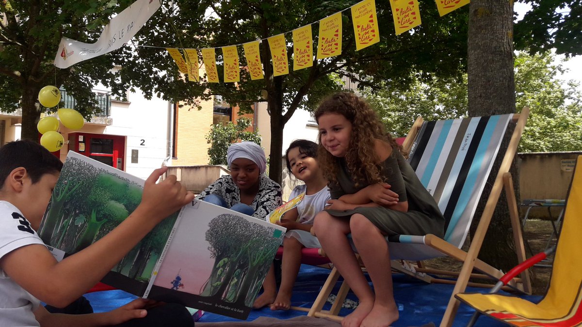 FranceLoire's tweet photo. Dernier jour de "Square d'été" à la résidence @FranceLoire La Grenaudière à #Ingré ! On lit, On joue, on partage à l'atelier "Atulu sous le parasol ?"
#détente #lecture #decouverte
#bibliotheque municipale d'Ingré https://t.co/iSv8IqO08N
