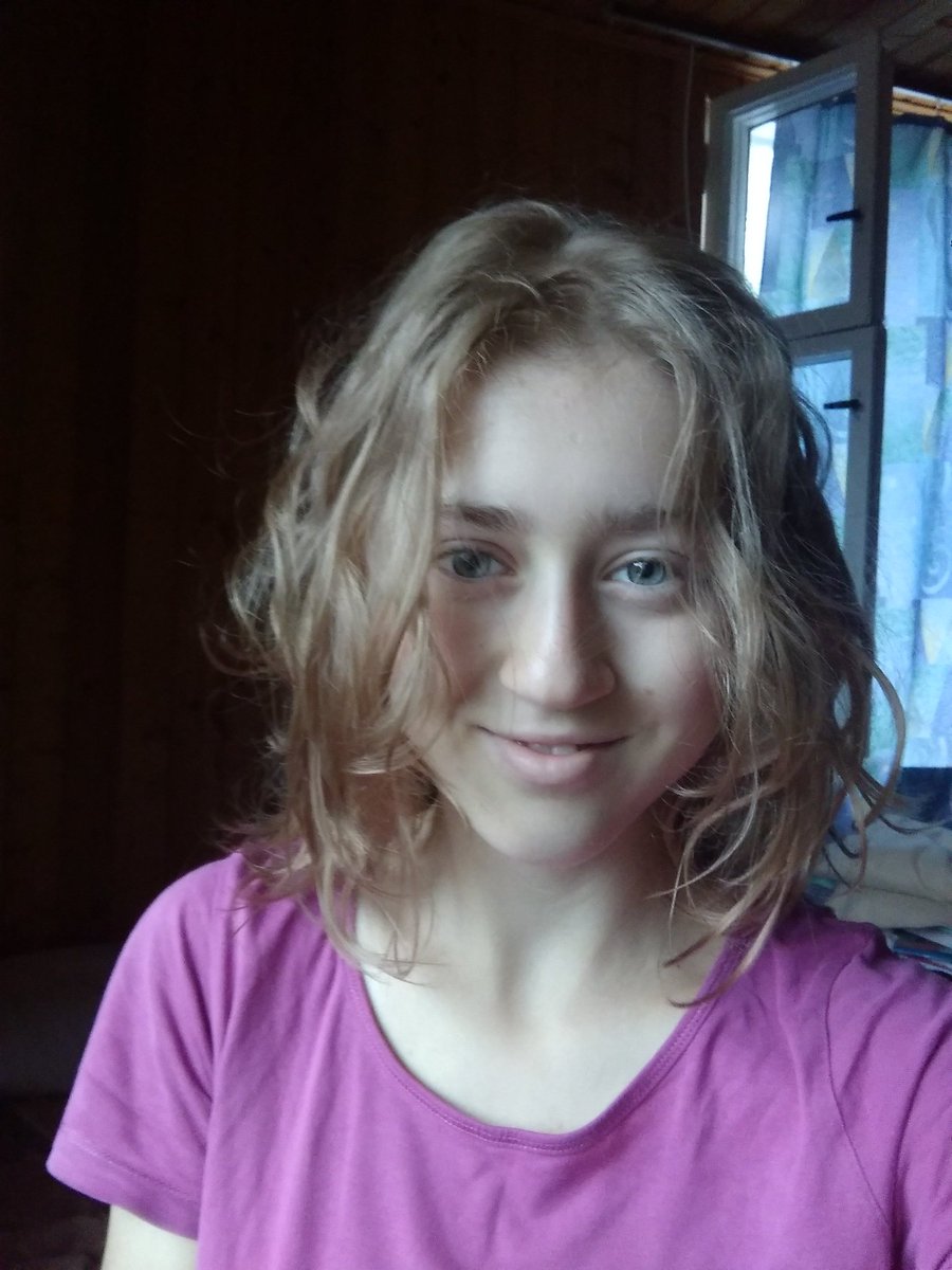 anibroot's tweet image. Какое счастье быть способной на глупости! Сейчас стояла перед зеркалом и завороженно стриглась. И пусть я потом подумала "Господи, зачем я это сделала?!" 
Зато я свободна в своих идеях 🌻