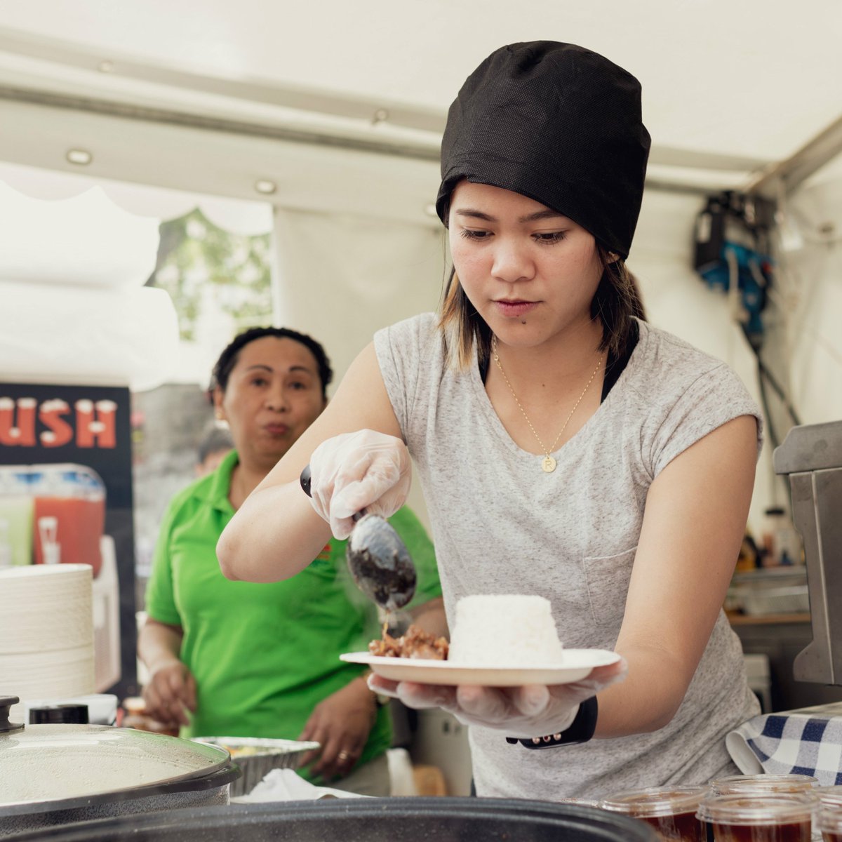 Se alt det fantastiske som foregår på Gladmatfestivalen. For en herlig gjeng med utstillere, kokker og publikum! Kom igjen, du rekker å få med deg resten av dagen og lørdagen. Det blir gøy, vi lover!