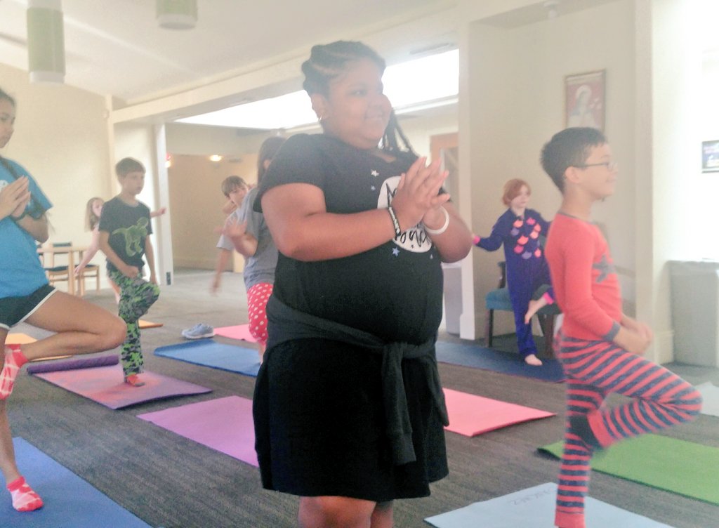 peoplesyoga_i's tweet image. This is how we do it! 
@YOGAforYouthNC + @ Justice Theater Project 

Lemon &amp;amp; Lavender feet spritz for a more relaxing savasana (yoga rest). 🍋

Student yogis leading yogi says (like simon says 😊)
#YouthLead
#summerfun 
#Performance2018