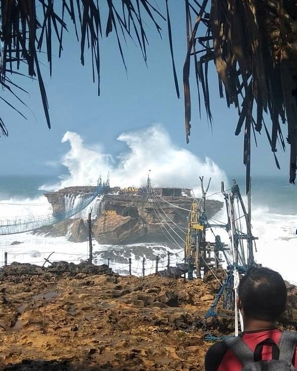 banyak netizen yg mengatakan deburan ombak itu mirip kereta kencana.

kalau menurut kamu deburan ombak tersebut mirip apa gaess? 😱.
.
foto pd hari kamis tgl 19 / 7 / 2018
by @.dominiquepramuditta
#pantaitimang #viewjogja