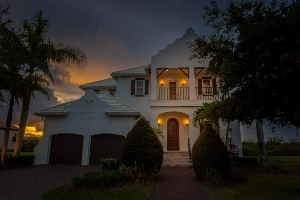 anM0915's tweet photo. Sneak Peak at Team MREI's new luxory home listing. Custom built. Featured in Better Homes &amp; Garden Magazine.  Deep water canal, perfect for your 50ft yatch. Must have proof of funds/pre-qualification letter for showing. Contact me 813.294.8898 for your private showing. $998,500 https://t.co/ISqz3lO75l