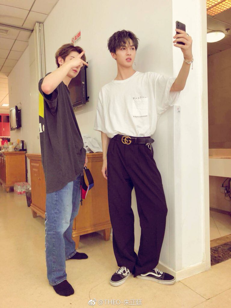 Aeriicjt's tweet photo. จู!เจิ้ง!ถิง! ถ้าไม่อยากให้หม่ามี๊คิดว่าหนูสองคนมีปัญหากันจริงๆ มาอัพรูปในเว่ยหน่อย ขอรูปคู่แบบที่เคยอัพบ่อยๆ ไม่งั้นหม่ามี๊จะคิดว่าทะเลาะกันจริงๆแล้วนะ 🐽🐭

 #贾正 #จองจัส #จัสจอง https://t.co/1fqhhWH9zj