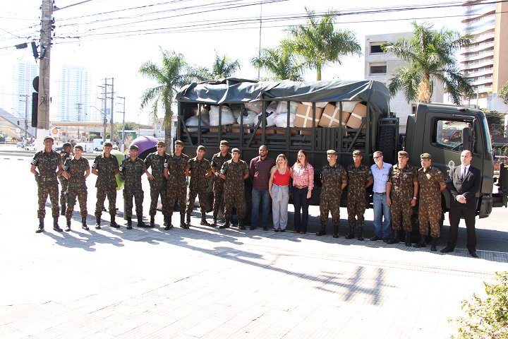 cmse_exercito's tweet photo. No dia 18 de julho, o 2º Batalhão de Polícia do Exército entregou ao Fundo Social de Solidariedade de #Osasco 25 mil peças de agasalhos arrecadadas durante as comemorações do 66º aniversário da Unidade. #2BPE #CampanhaDoAgasalho #Bandeirantes #TudoPeloBrasil #SeuExércitoNuncaPara https://t.co/ljJM2QsYJ6