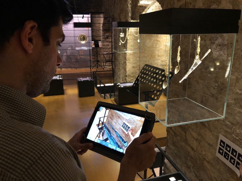 Pluggy_Eu's tweet photo. Evaluation in progress! #PLUGGY_EU's #AugmentedRelaity tools and application need your valuable feedback. Meet our team at #PIOP's #Silversmithing Museum in #Ioannina and help us do great things! #investEUresearch #culturalheritage #allaroundus https://t.co/u6lYt8ASGh