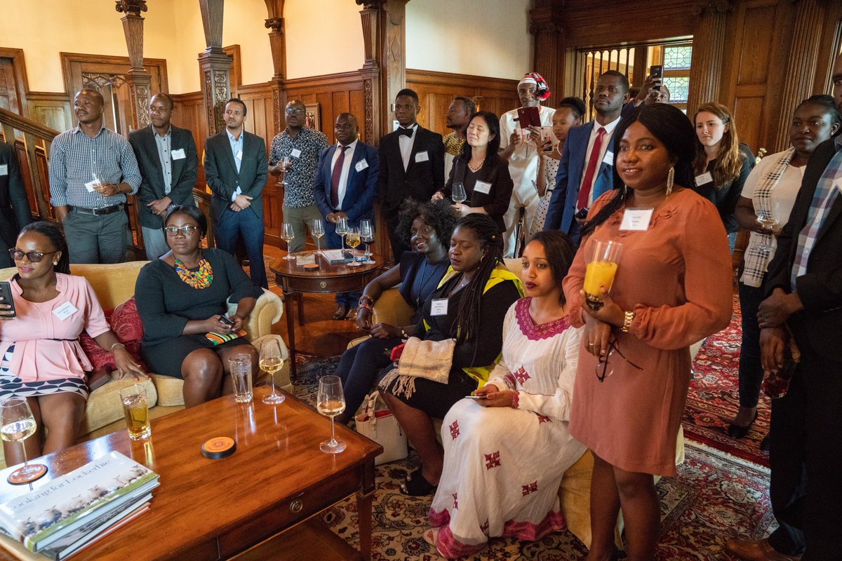 JoachimMabula's tweet image. Nikiwa na wenzangu toka nchi mbalimbali za #Africa tukimsikiliza Rais &amp;amp; Mkuu wa Chuo Kikuu @SyracuseU Prof. Kent Syverud alipotualika nyumbani kwake kwa mlo wa jioni. #YALI2018 #MWF18