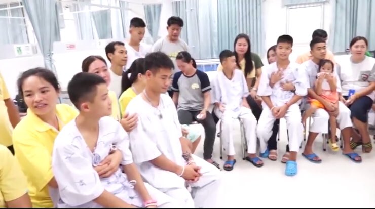 J14_U26's tweet photo. #ส่งหมูป่ากลับบ้าน ไปดูคลิปตอนเด็กๆและ #โค้ชเอก ลาจะออกโรงพยายาล  จิร้องไห้  ดนตรีมันบิ้วววล่ะเกิน  ภาพนี้น่าน่ารัก ต่อให้โตสักแค่ไหน ลูกๆก็ยังเป็นเด็กตัวเล็กๆของพ่อ แม่เสมอ ดูโค้ชนักตักคุณป้าสิเอ้า https://t.co/mueiO2uzKS