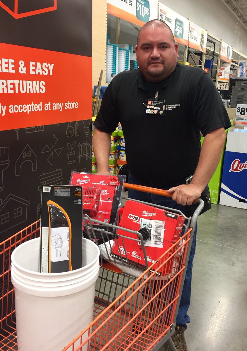 CarlMac01's tweet photo. 6818’s MET Sup Frank provided excellent customer service this morning that resulted in a $530 recovery!  Way 2 Go Frank &amp; thx! @6818MET @chance_lowry @MetJaime @bsb823 @JudithR74613120 https://t.co/x0BT0d7mmQ