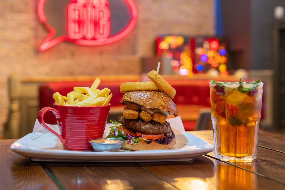 YatesBars's tweet photo. Introducing our brand new Seaside Burger 😲

Perfect with a glass of @PimmsGB 😍 https://t.co/zKXmsQPwPK