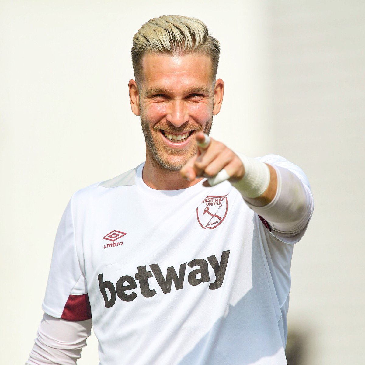 WestHam's tweet photo. 👈😆 @AdriSanMiguel https://t.co/BU2YqwEQ4k