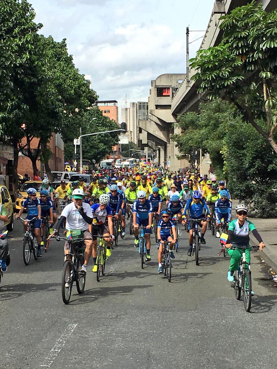 INDERMEDELLIN's tweet photo. Cientos de ciclistas aceptaron la invitación al Ciclopaseo Orgullo Patrio que a esta hora avanza por diferentes vías de la ciudad. Nos acompaña el @team_medellin https://t.co/sg04w8XxGd
