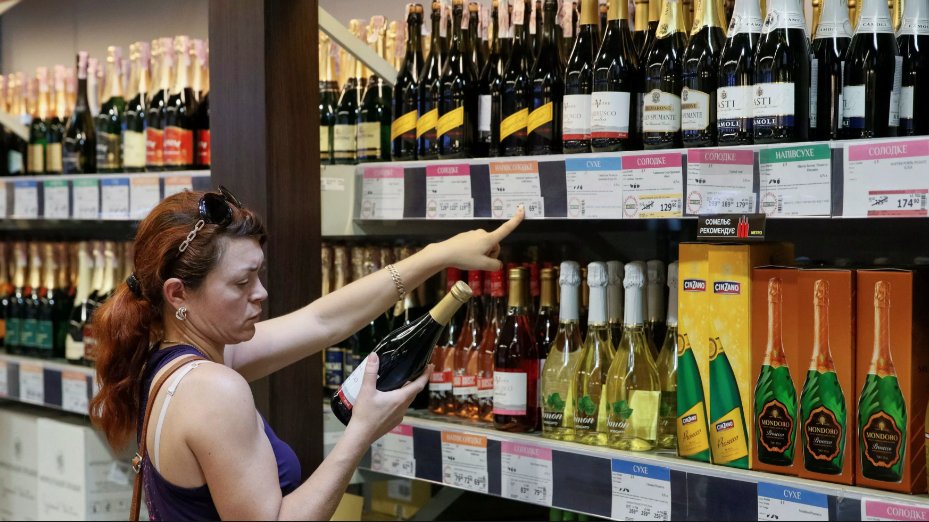 WataWine's tweet photo. Cuando compras vinos en un supermercado puede parecer todo un reto, pero no debes angustiarte, trata de comenzar con Pinot, Syrah o Tempranillo entre algunos. Lee siempre las notas de catas, traen información completa sobre el vino, importante la temperatura de servicio #watawine https://t.co/lBwX1IN4zH