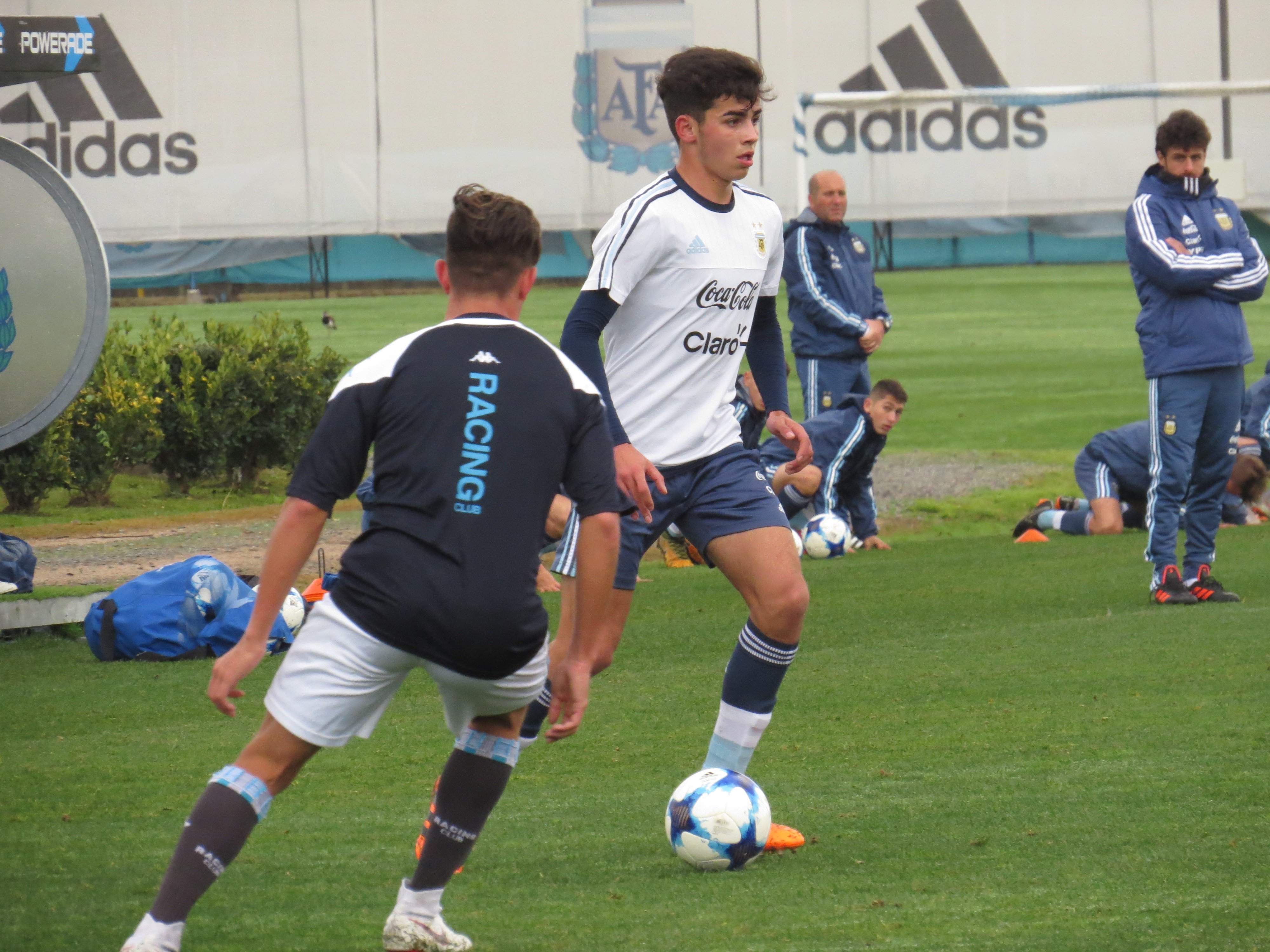 🔜 𝗝𝗨𝗘𝗚𝗔 𝗟𝗔 𝟭𝟳 Mañana la 𝘀𝘂𝗯-𝟭𝟳 se enfrenta a @afaseleccion  de local. 🕒 20:15h 🏟 Estadio Centenario 📺 AUF.tv 🎟 Se canjean gratis  en…