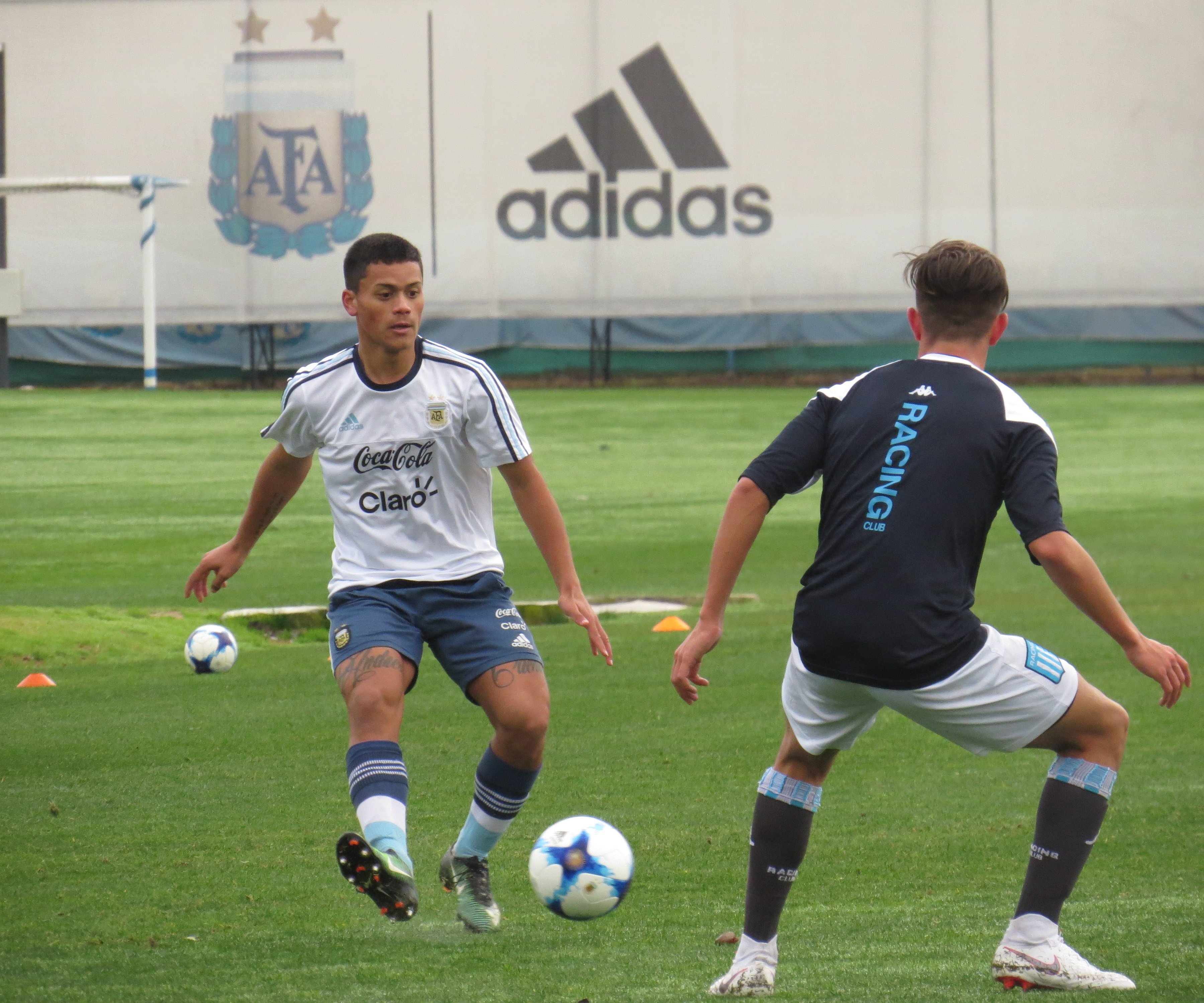 🔜 𝗝𝗨𝗘𝗚𝗔 𝗟𝗔 𝟭𝟳 Mañana la 𝘀𝘂𝗯-𝟭𝟳 se enfrenta a @afaseleccion  de local. 🕒 20:15h 🏟 Estadio Centenario 📺 AUF.tv 🎟 Se canjean gratis  en…