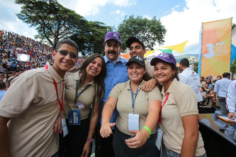 El Comandante Chávez trajo consigo la educación liberadora para vencer la dominación que por siglos pretendía sumir al pueblo en la oscuridad. Ahora nos toca consolidar la calidad científica, ética, patriótica y pedagógica de nuestro sistema educativo. goo.gl/knx4R