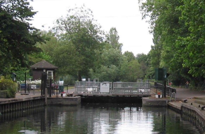 BarryRussellEA's tweet photo. #cavershamlock is currently out of service whilst we fix a problem with the hydraulics. Please RT #welovethamesboating https://t.co/MRMmUD6TQE