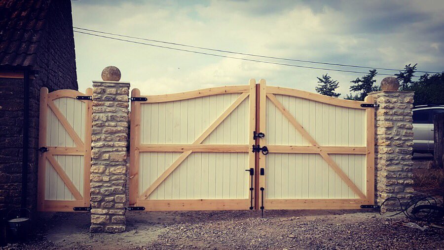 We don’t show off many  Softwood installs! Yesterday Dave G and our new memeber Darren installed these gorgeous manual softwood gates in Frome. - they look beautiful don’t they!? #manualgates #bespokegates #softwoodgates #tpsgatesanddoors #tpsgates