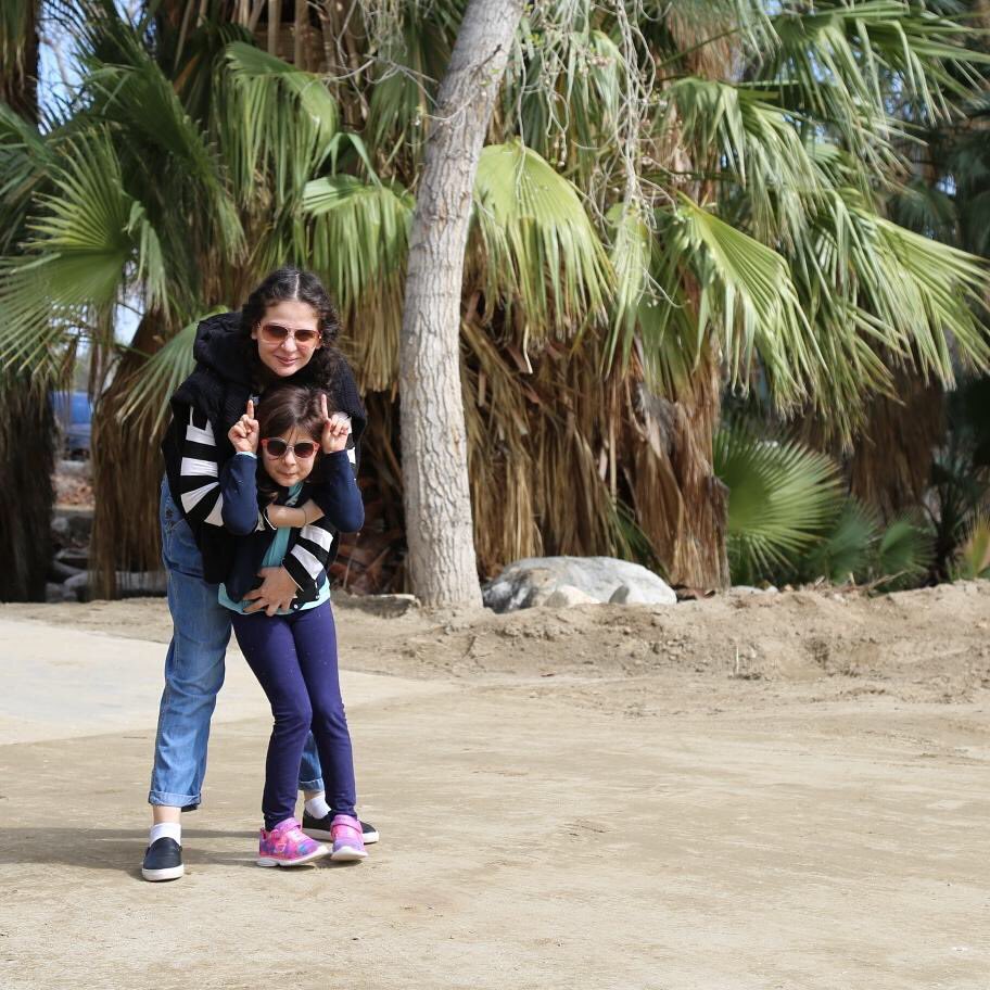 عندما تلعب مع طفلك لعبة تبادل الأدوار وتصبح انت الطفل وهو/هي الأب /الأم ستكون فرصتك لتتعرف على نفسك في عيون طفلك وتكتشف عثراتك العفوية معه ..ستكتشف نفسك وسلوكك بعيونه ضمن إطار الضحك والتسلية.

#اللعب_المفيد #طفولة #أمومة #أبوة #أطفال #فكرة #تربية_الطفل