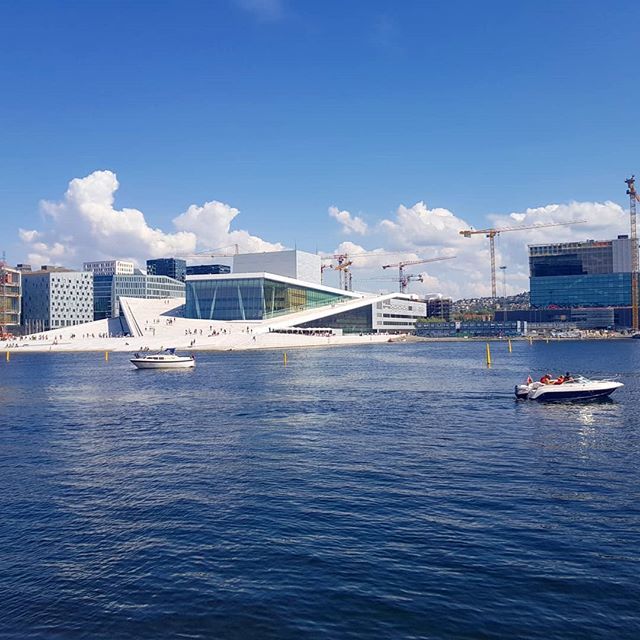 Travellingmunk's tweet photo. Today I am hanging in Oslo... meaning... running from shade to shade. It is to hot to do anything but shadehopping 😅 #oslogram #oslo #oslove #travel #norway
.
.
.
.
.
#dennorskeopera #reiseinspiration #vgreise #tohottohandle https://t.co/OgEB5BDMJo https://t.co/deqMvZeKEC