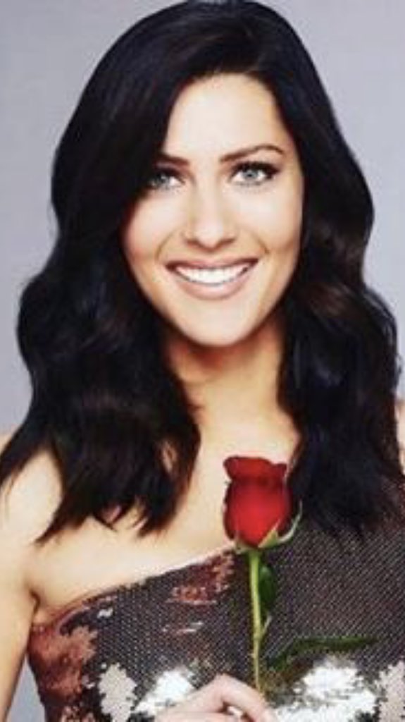AllYDoIsWin_33's tweet photo. Spoiler alert for #BachelorNation Garret’s motorcycle decal looks kind of familiar.... 🤔👀🌹@BacheloretteABC https://t.co/kBmzuuCvDn