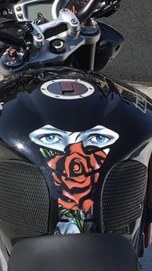 AllYDoIsWin_33's tweet photo. Spoiler alert for #BachelorNation Garret’s motorcycle decal looks kind of familiar.... 🤔👀🌹@BacheloretteABC https://t.co/kBmzuuCvDn