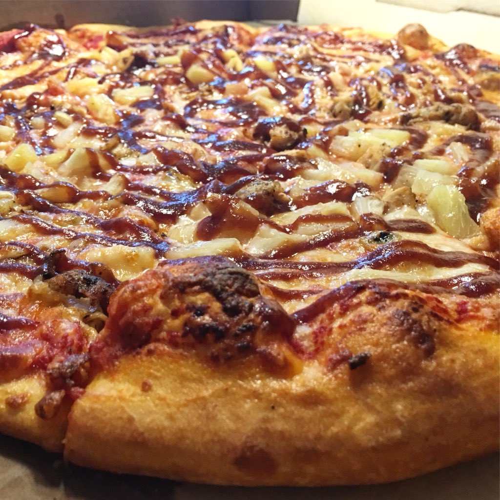 Panichellis_Piz's tweet photo. BBQ Chicken and pineapple, looking pretty 😋 add some 🥓 and you have yourself a real winner. #bbqchickenpizza #addpineapple #addbacon #panichellispizzeria #newbern #newbernnc https://t.co/y1xt5qeOdj