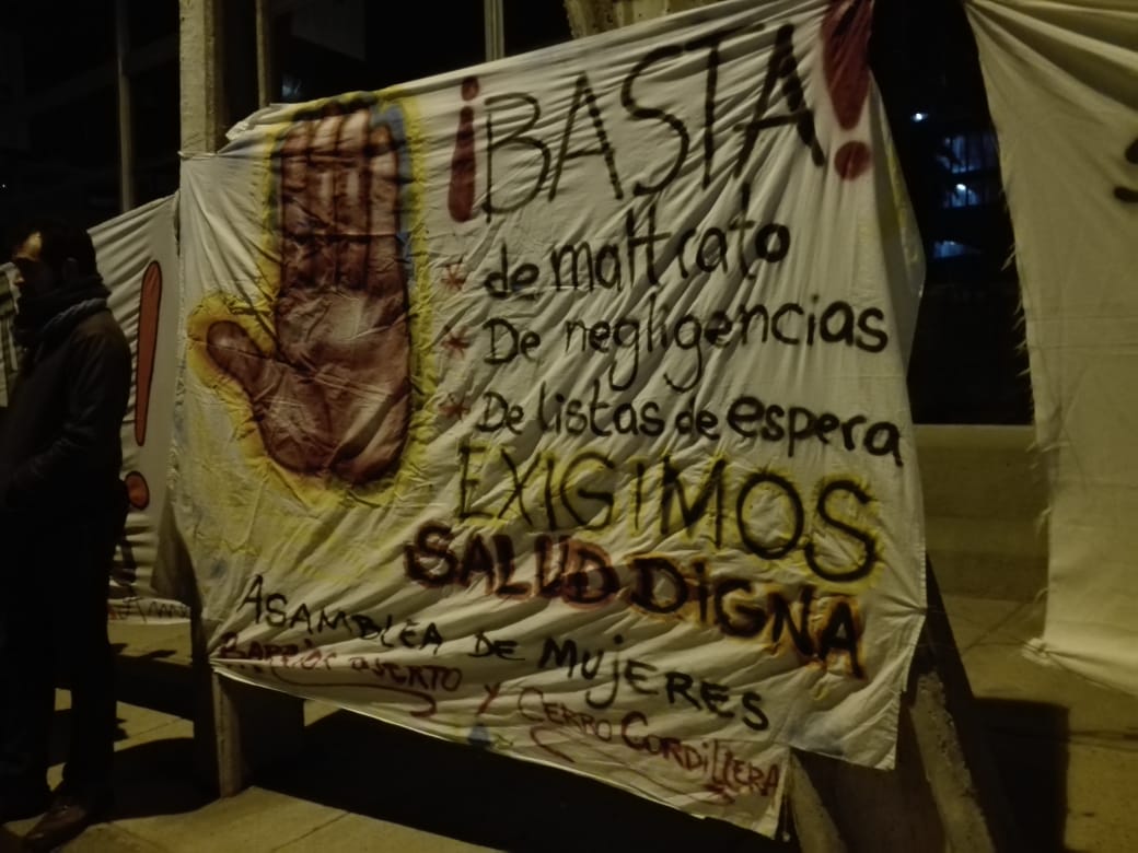 escrisal's tweet photo. [Valparaíso] ayer, jueves 19 se realizó la segunda velatón fuera del Hospital Van Buren para exigir justicia para la pequeña Amelia y la acogida del petitorio que el Centro Comunitario Las Cañas a levantado. https://t.co/sZouWpWvZ6