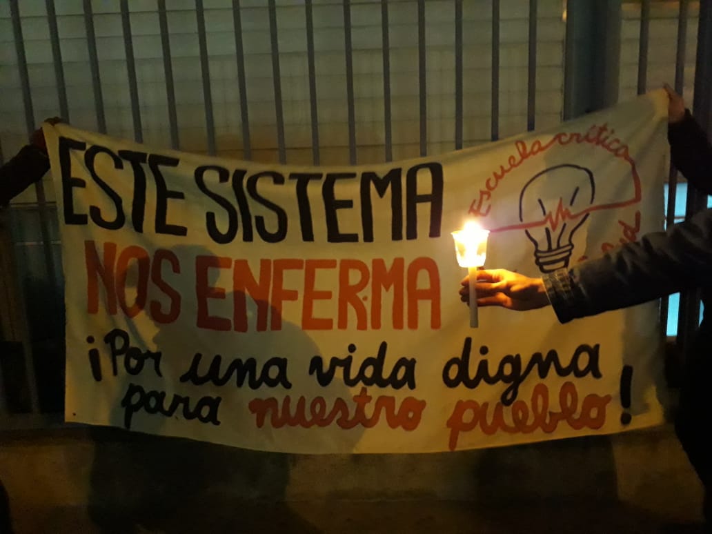 escrisal's tweet photo. [Valparaíso] ayer, jueves 19 se realizó la segunda velatón fuera del Hospital Van Buren para exigir justicia para la pequeña Amelia y la acogida del petitorio que el Centro Comunitario Las Cañas a levantado. https://t.co/sZouWpWvZ6