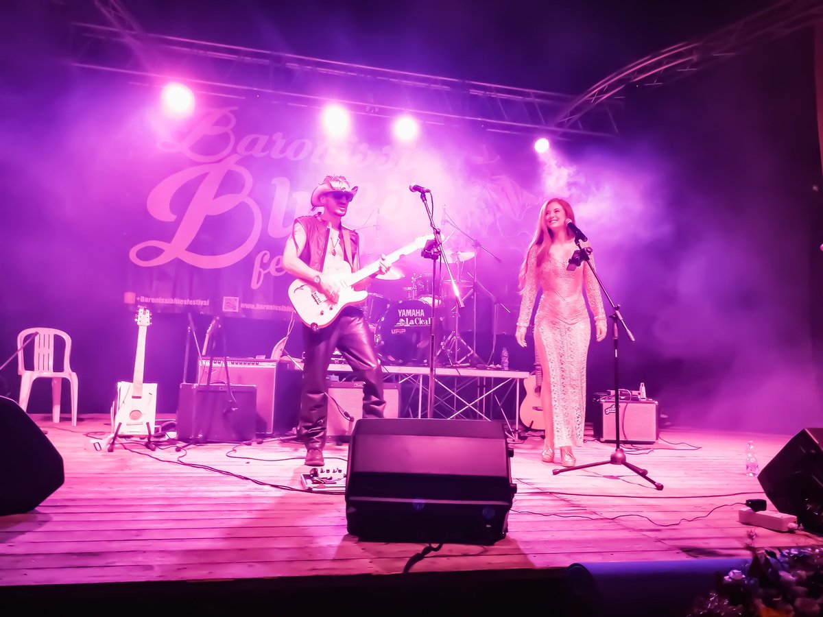 GinnyVeeMusic's tweet photo. Baronissi Blues Festival - Live concert - Ginny Vee & Roberto L. Whiter 🎶🎶 opening for Andy J. Forest 💗 #andyjforest #baronissibluesfestival2018 #liveconcert #music #pop #blues #country #shapeofyou #edsheeran @edsheeran #inlove #lovestrong #style #gold #glam #edm #salerno https://t.co/S7BDZdU5Tq