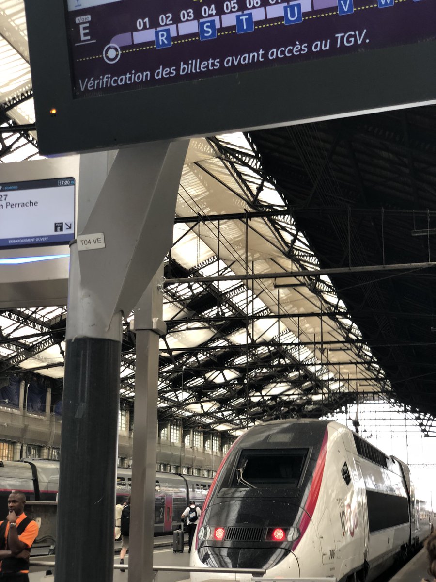 Ça y est les premières rames TGV Dasye de l’axe Paris - Lyon sont pellicullées TGV inOUI ! Cette marque ne concerne donc plus exclusivement les intérieurs Océane. (Cc <a href="/tgvdu45/">Théo</a>)