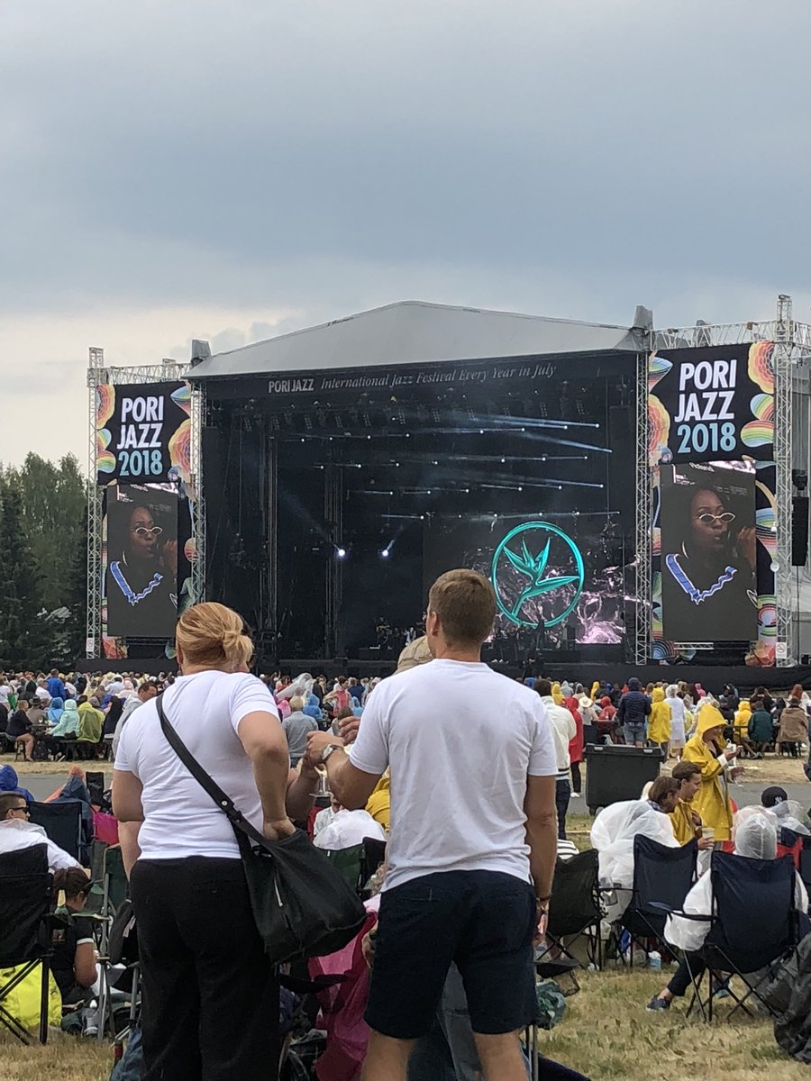 Jarkkc's tweet photo. Kaksi asiaa, jotka Suomen kesässä ei muutu = Ruississa on helle ja Jazzeilla sataa vettä 😅 #porijazz #ruisrock #kesäkuivaa https://t.co/dFW7cNwsZo
