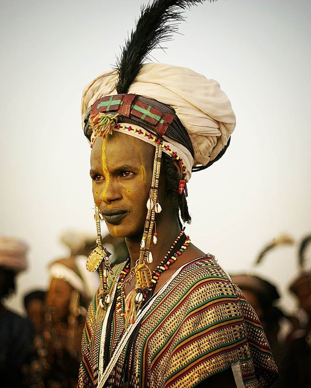 AlzharaWalking's tweet photo. The Male Beauty Pageant:
A Wodaabe man prepares to dance and sing at a Gerewol ceremony, to thank the rains. During the dry season Wodaabe men rely on street commerce in urban centers, in and outside of Niger, to support their families.
#documentarypho… https://t.co/lm30iyCf1P https://t.co/hhmeDqy4kZ