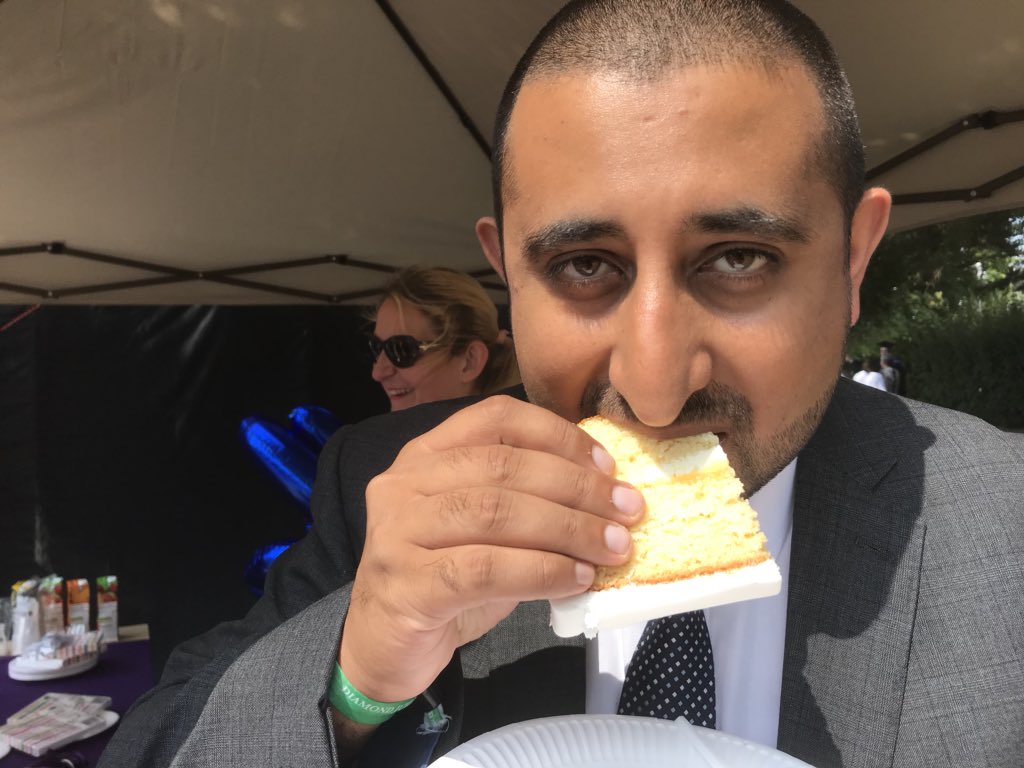 bmehtaUK's tweet photo. Had a great time with @ICPstudents this afternoon when I joined them for their celebration event πΎπ₯π held to mark their 1500th @portsmouthuni graduate! π¨πΌβππ©π»βπ #uopgrad18 #GreatCake π° #UoPGlobal #WeAreGlobal https://t.co/B1sNUqrZKh