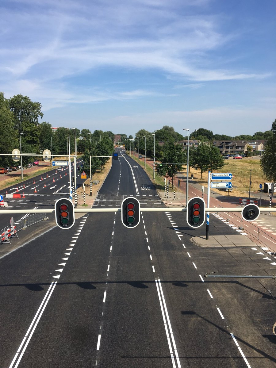 MaikelWelmers's tweet photo. Fase 2 @gemeentearnhem Metamorfosenallee het #asfalt @Roelofsgroep zit erin de belijning #geerdink schiet mooi op. Weer met hulp van #AVJR en #ruschasfalt. #bandlossers #geluidsreductie #deklaag #kwaliteit #weersuperstrakwark. In het weekeind zijn we op de Westervoortsedijk https://t.co/dvyILQoZLk