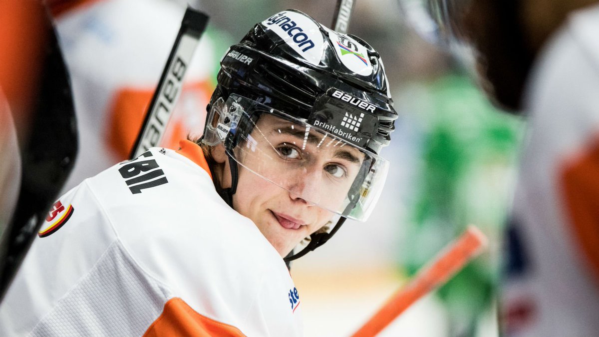 hockeysverige's tweet photo. FRÅN DIVISION 2 TILL NHL-DRAFT – PÅ ETT ÅR!
Han skippade hockeygymnasiehetsen, stannade hemma i byn – och fick en utvecklingskurva få kunnat drömma om:
https://t.co/pzwC6iIpFp #twittpuck #NHLse #KHK https://t.co/n3dsu9efFr