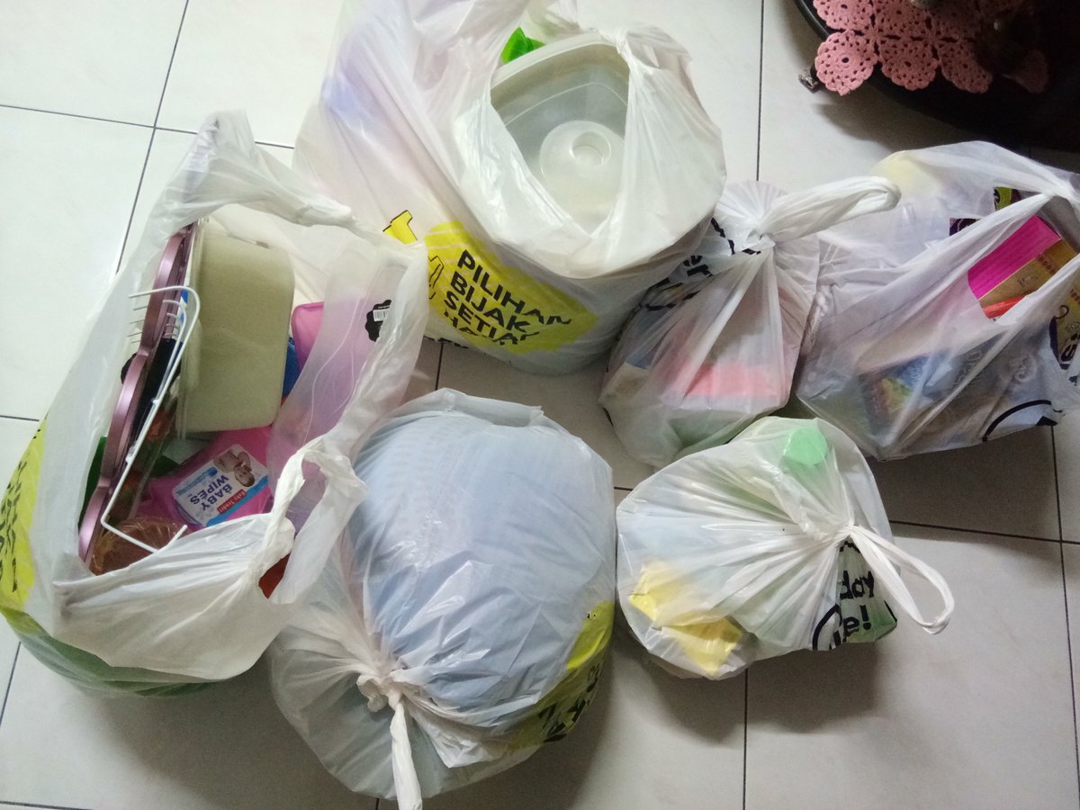 WawaAshihara's tweet photo. Betullah org kata pergi Ninso, Mr Diy &amp; Eco mesti terlebih beli. Nak bayar kemain standby RM300.. Sekali RM100 lebih.. Sebab tu lah tempat² cmni berhantu bg kaum wanita like us 😂 #Ninso https://t.co/TNhqeqJDaR